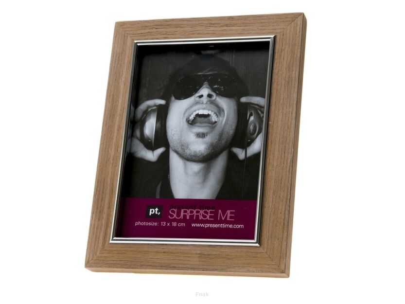 Ramka na zdjęcie WANTED orzechowa średnia